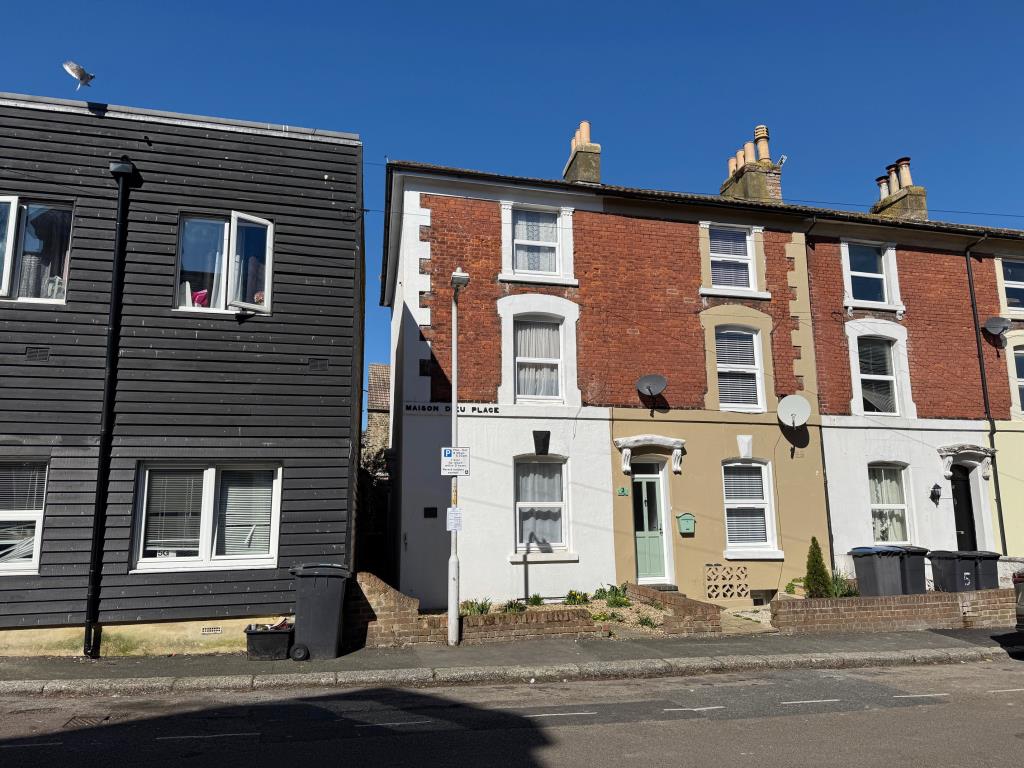 Lot: 120 - FOUR STOREY HOUSE FOR IMPROVEMENT - Front of property